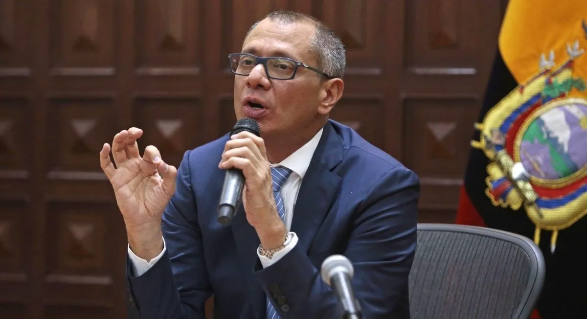 El exvicepresidente ecuatoriano Jorge Glas ingresa de nuevo en prisión tras pasar la noche en el hospital
