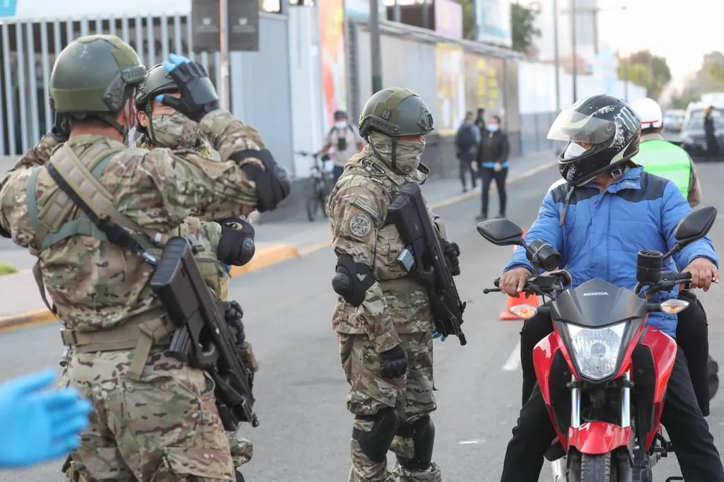 Ante el levantamiento de la cuarentena, las Fuerzas Armadas estarán en mercados, paraderos y bancos