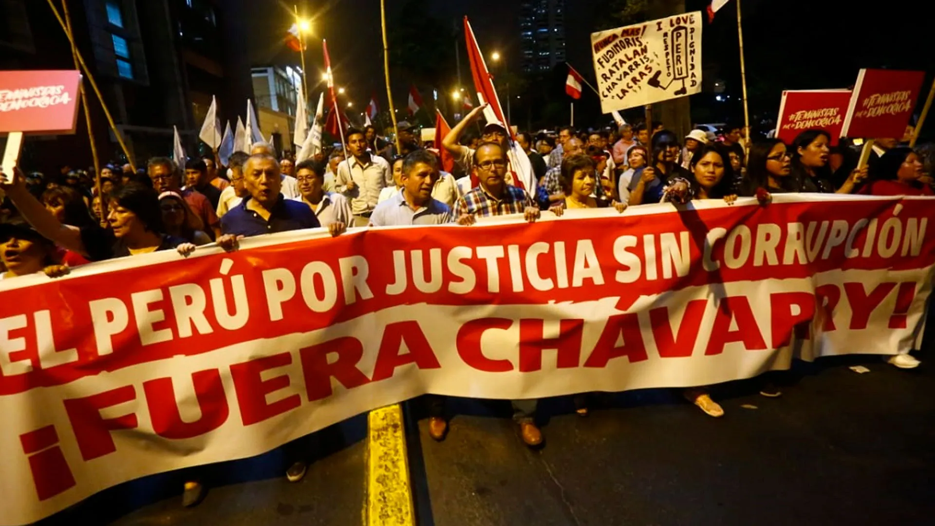 “Fuera, Chávarry” se escuchó en todo el país