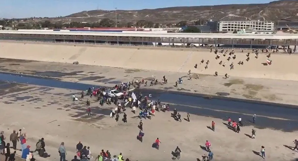 Policía estadounidense dispara gases lacrimógeno contra migrantes en la frontera con México