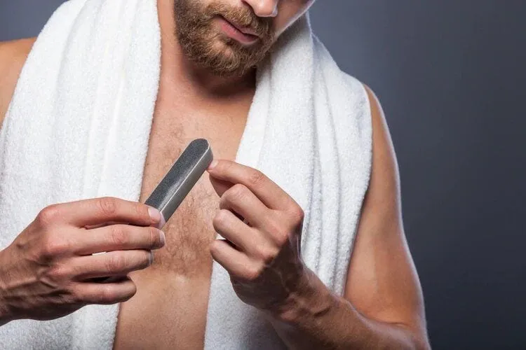 Los hombres también se cuidan: Especialistas dan tips de belleza de manos y pies para ellos