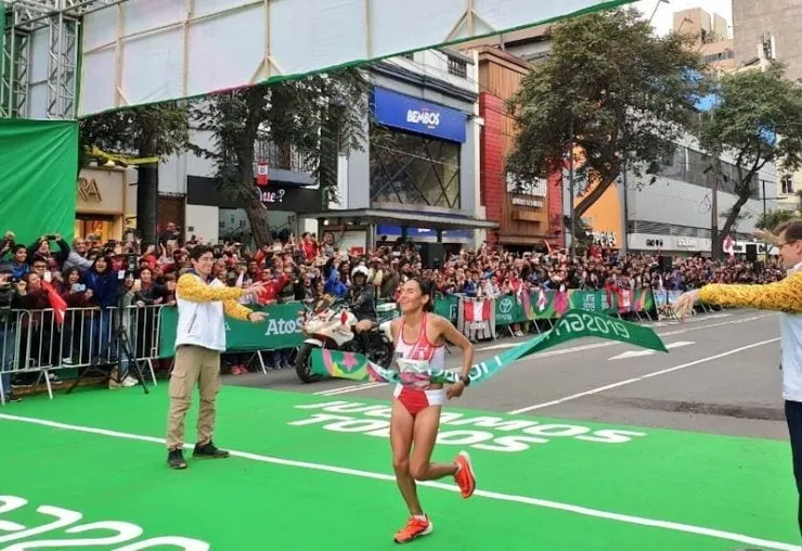Perú tiene el primer oro: Gladys Tejeda ganó la Maratón Femenina y rompió nuevo récord 7 Perú tiene el primer oro: Gladys Tejeda ganó la Maratón Femenina y rompió nuevo récord