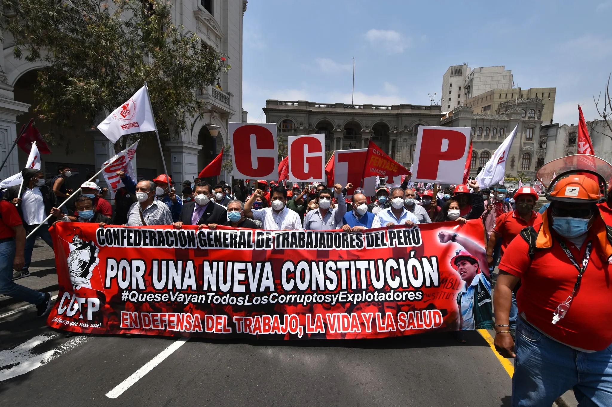 Gremios de trabajadores no piden renuncia de Castillo, exigen que cumpla sus promesas