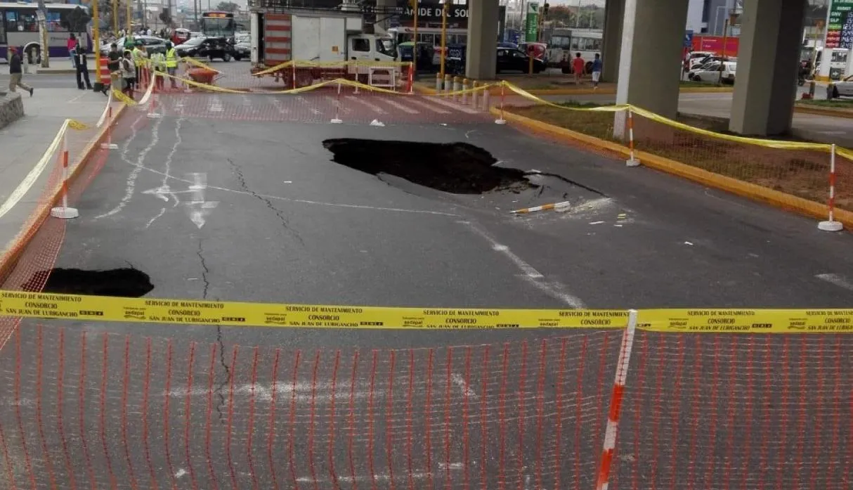 Aparecen enormes forados cerca de las bases del Metro de Lima en San Juan de Lurigancho 2 Aparecen enormes forados cerca de las bases del Metro de Lima en San Juan de Lurigancho