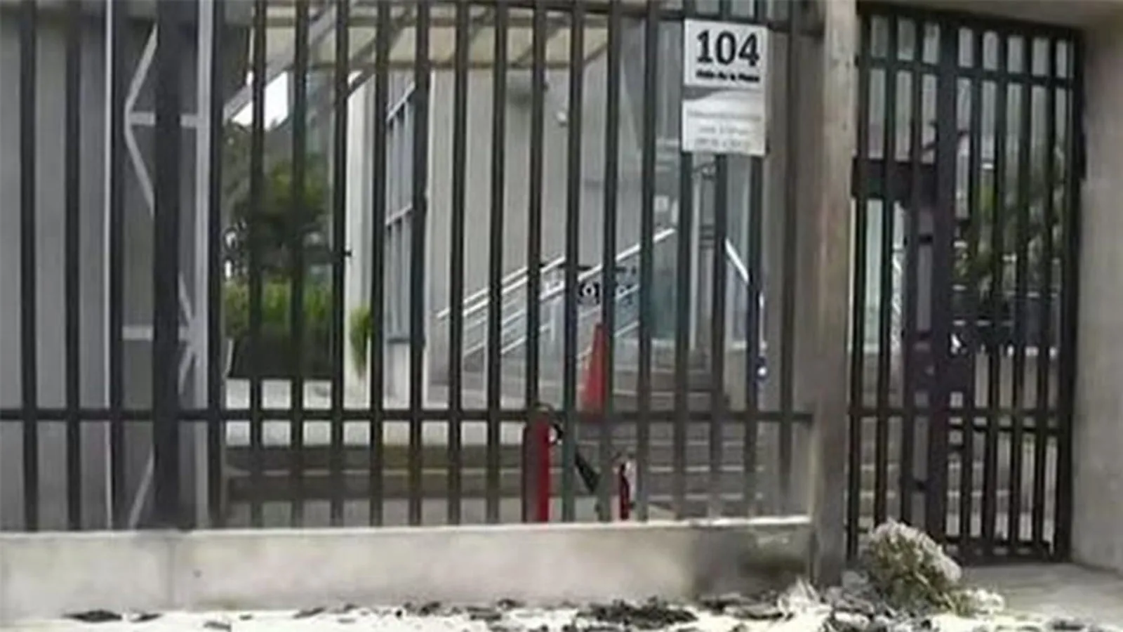 Dejan corona de flores y lanzan explosivo contra la sede de Indecopi