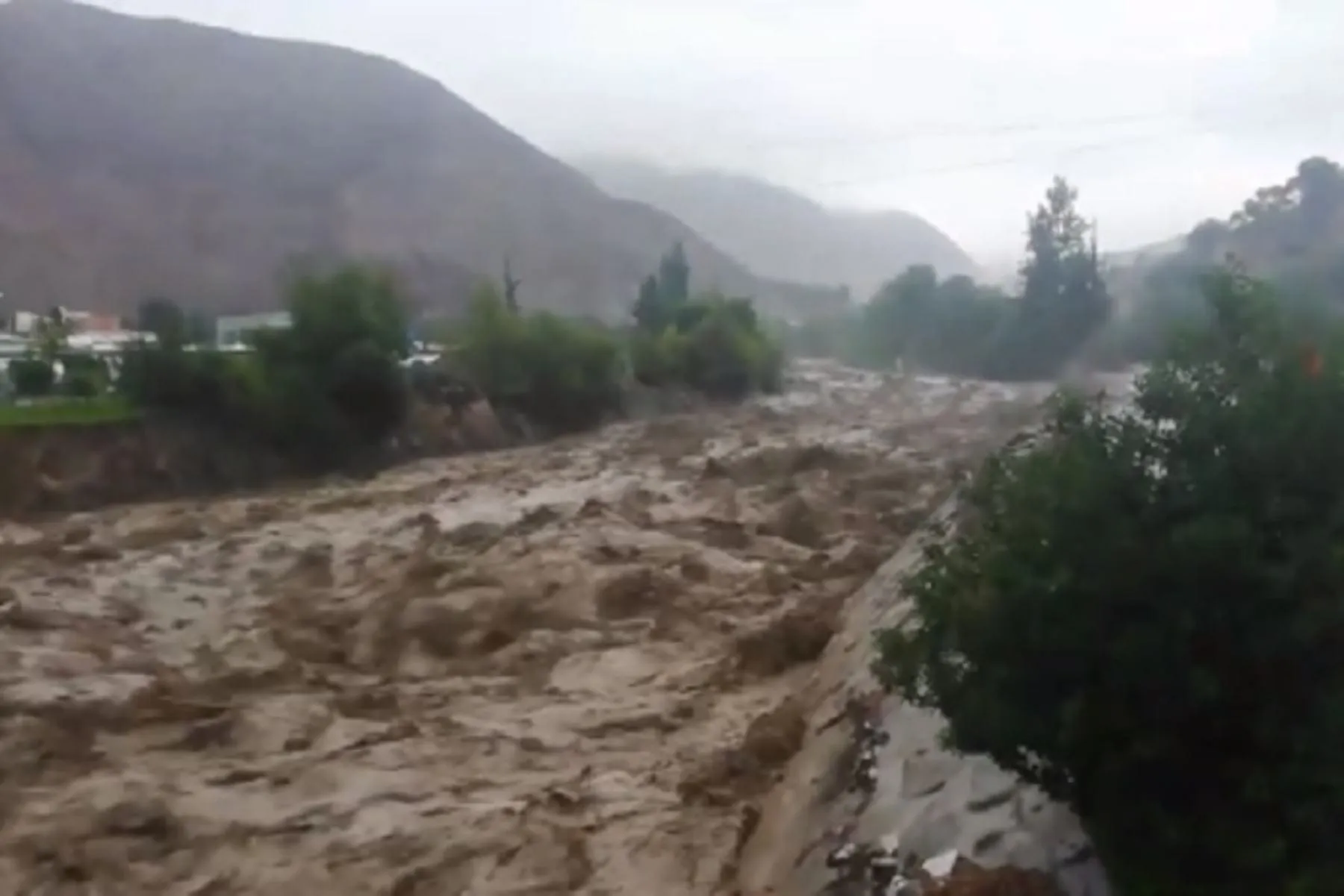 Río Moquegua se desborda y arrasa viviendas, vías de comunicación y comisaría