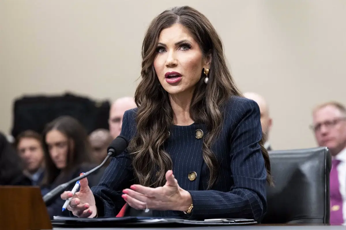 Regresan a Honduras y Colombia 64 migrantes desde Estados Unidos en el primer vuelo para "autodeportados"