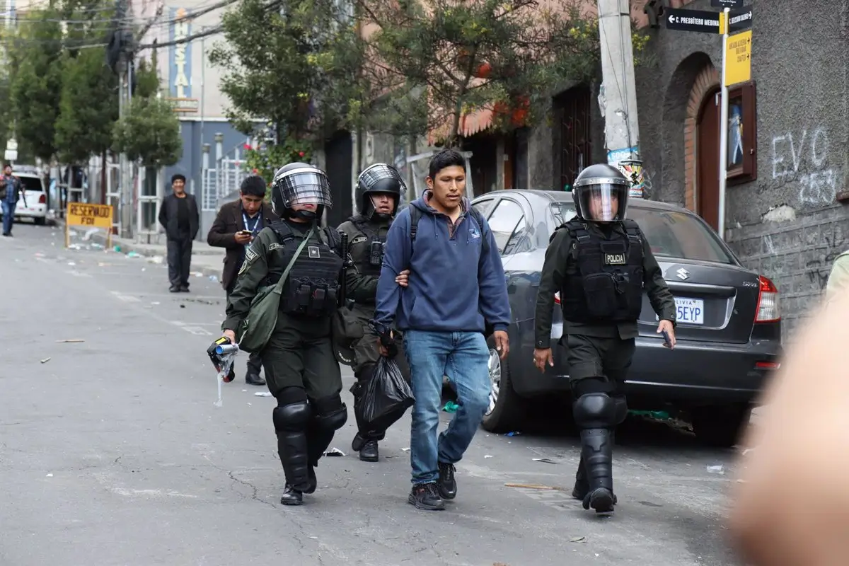 Heridos una veintena de policías por los bloqueos de seguidores de Morales en Bolivia