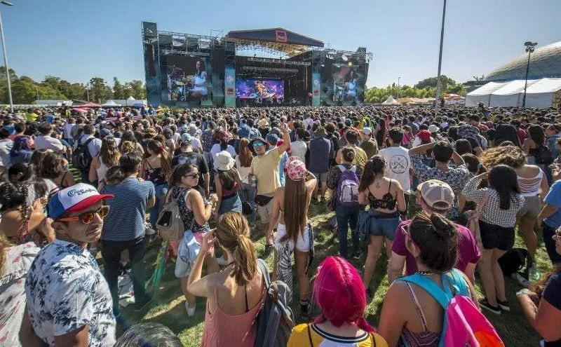 Lollapalooza Chile presenta el primer escenario energizado 100% con paneles solares