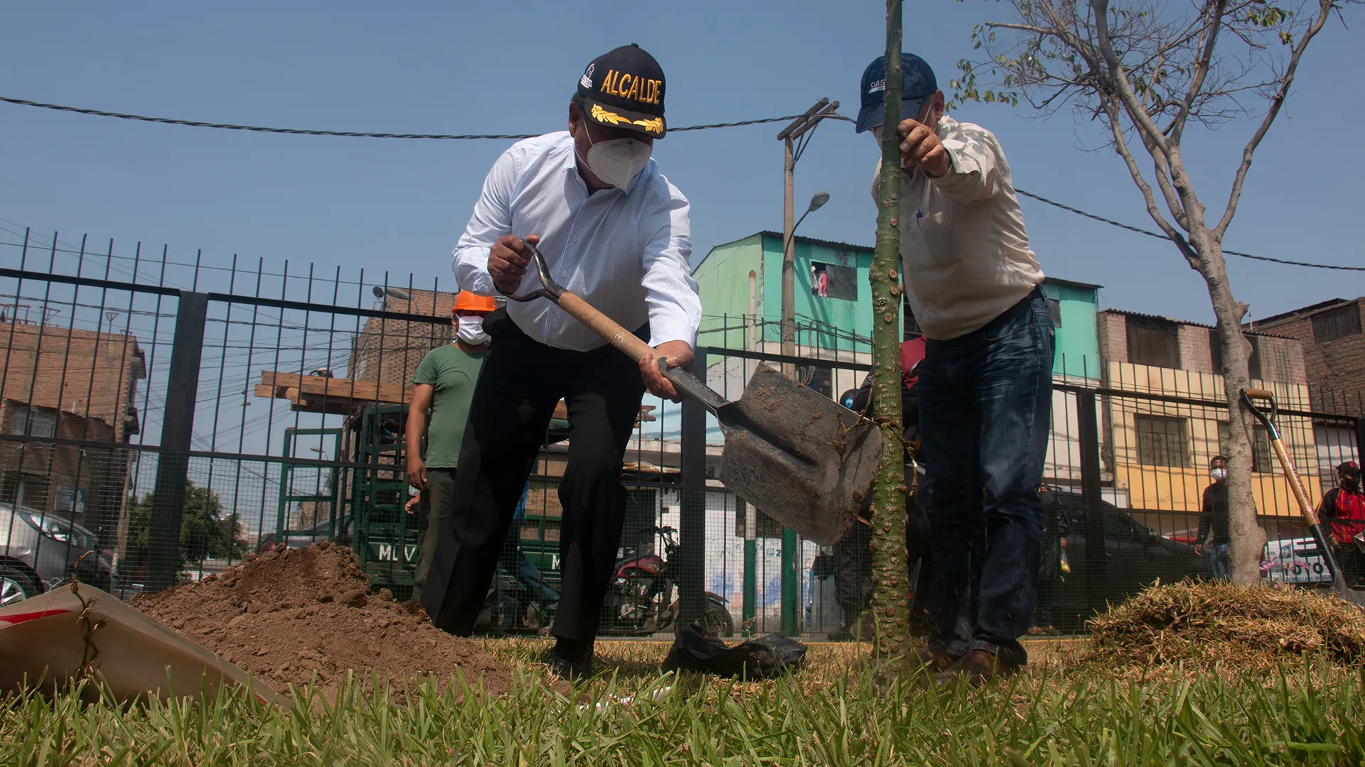 George Forsyth caminaba en La Victoria, pero pisando huevos 6 luis alberto gutierrez salvatierra dice que convertira los 75 parques de la victoria en los mas hermosos de lima