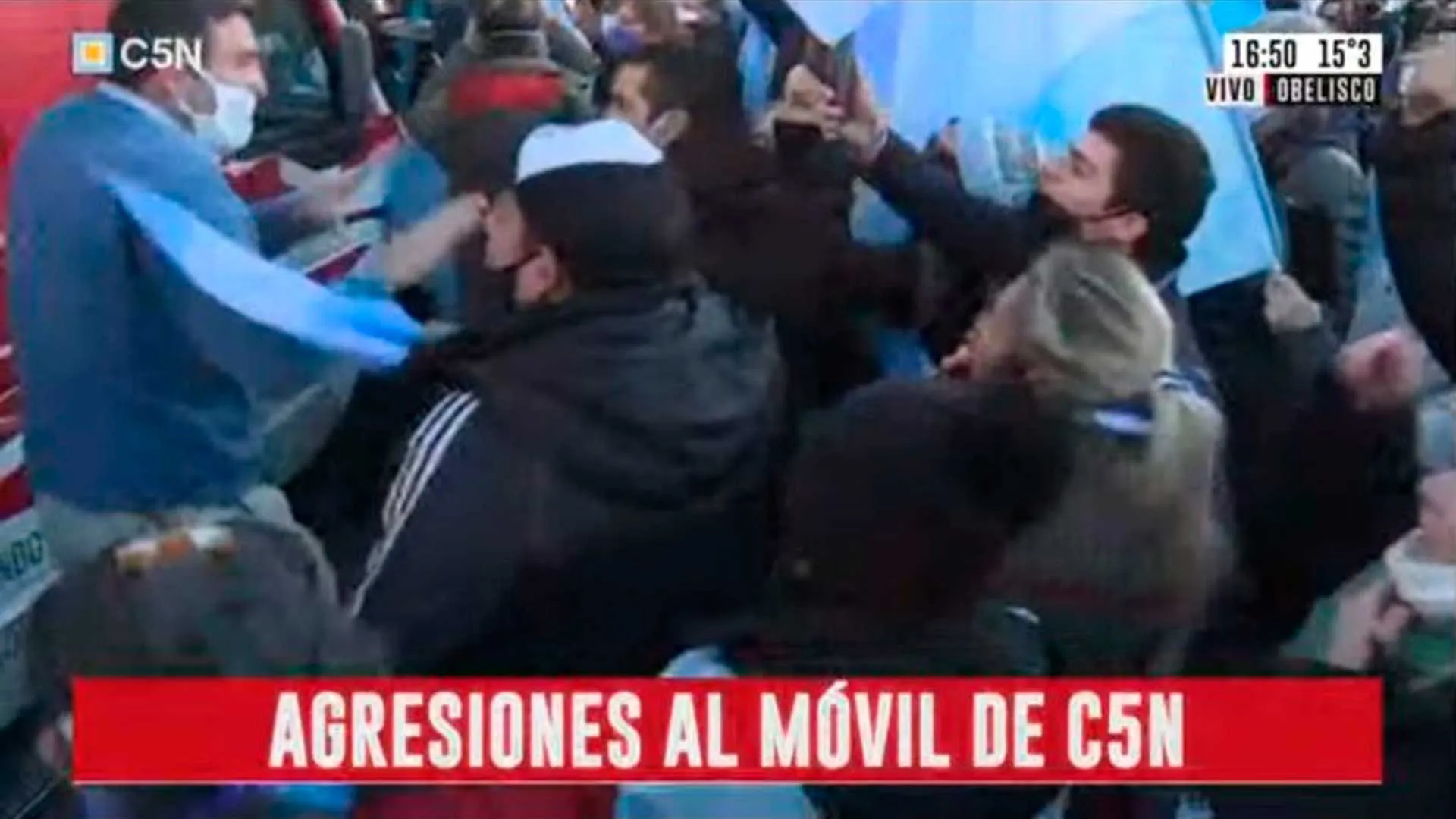 Motivados por el macrismo, salvajes atacaron a trabajadores del canal argentino C5N