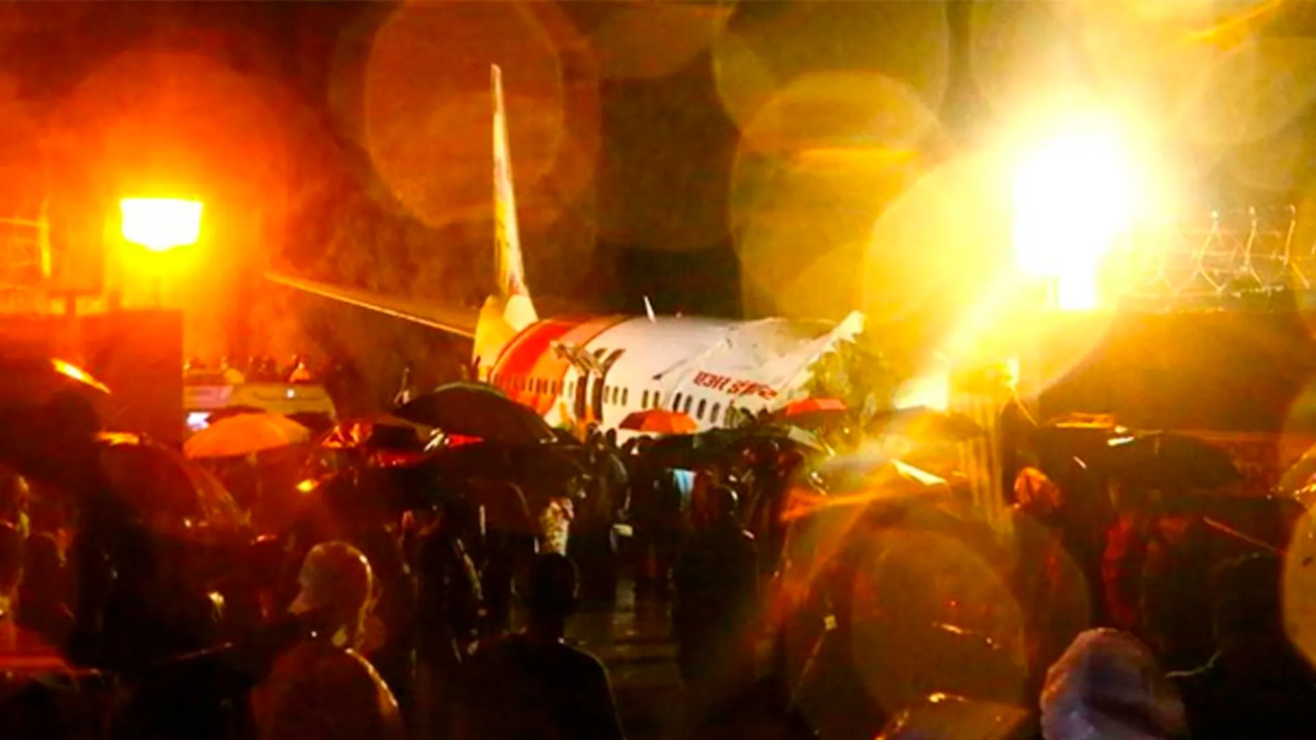 Mueren 16 personas al estrellarse un vuelo de Air India Express con 191 pasajeros a bordo