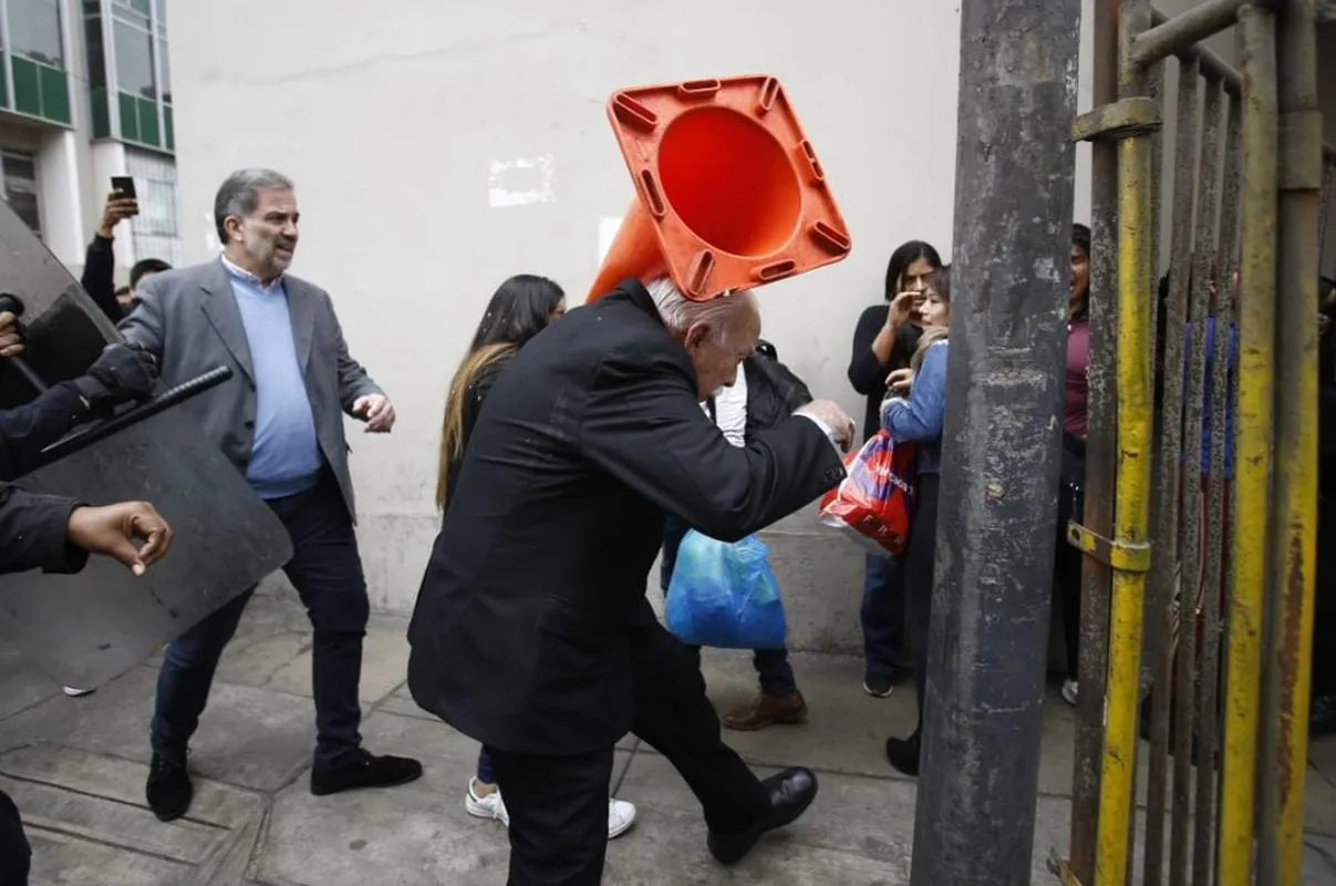 Así despidió el pueblo a Carlos Tubino, quien intentó ingresar al Palacio Legislativo