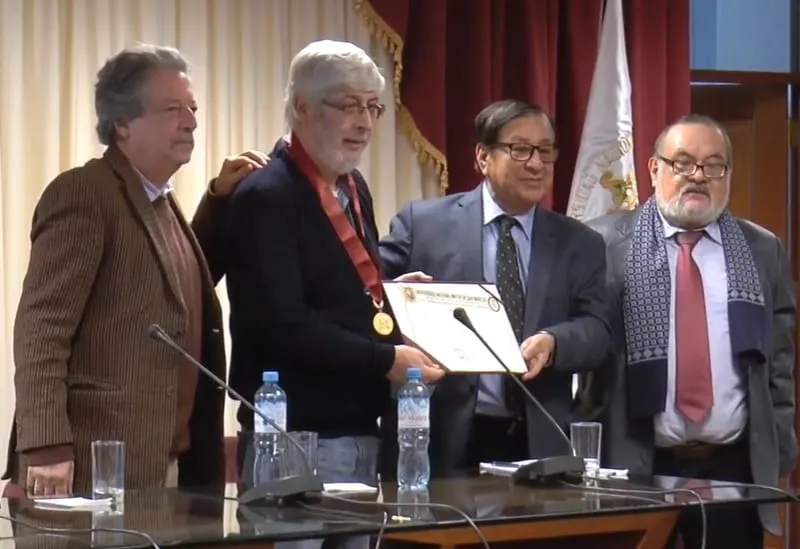 San Marcos condecora a economista Oscar Dancourt