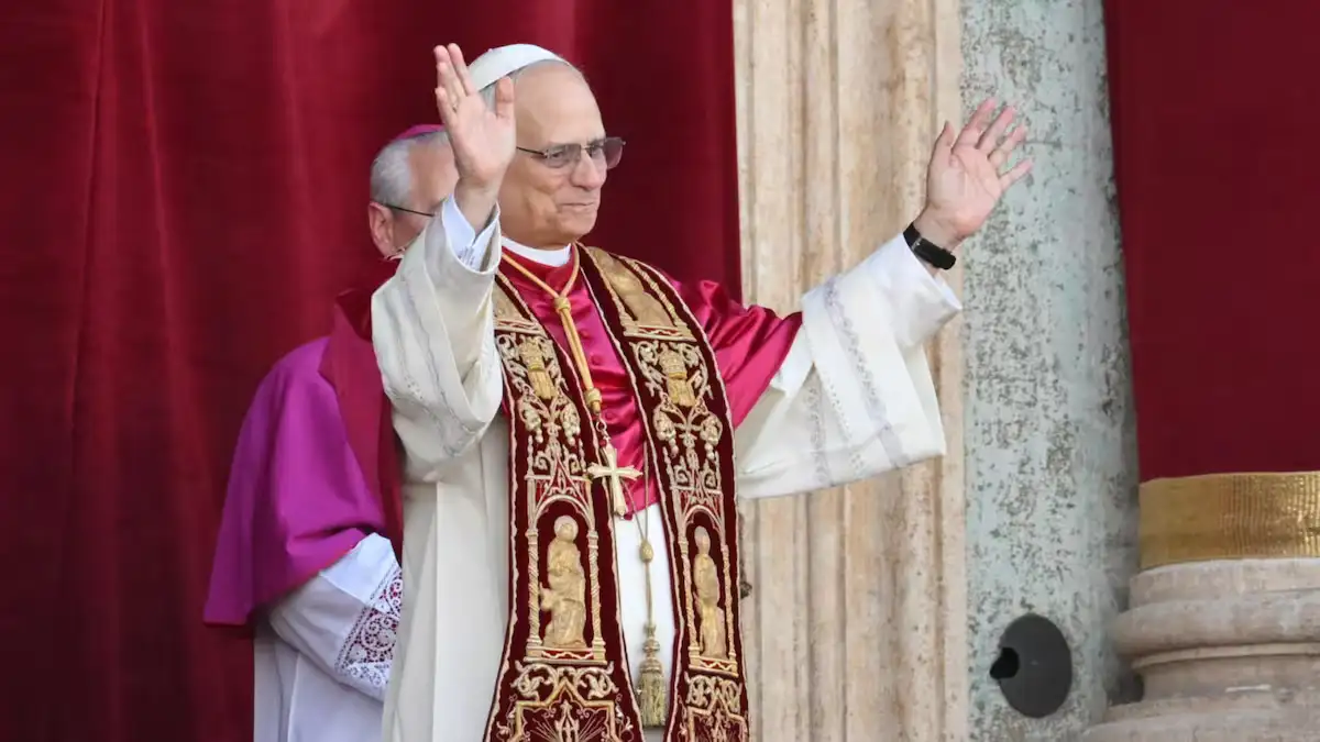 León XIV dedicó un emotivo saludo en español al Perú en su primera aparición como papa