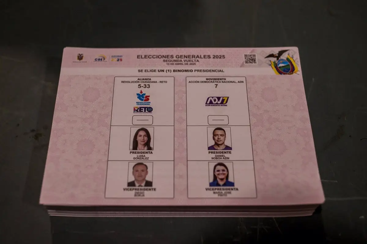 Abren las urnas para la segunda vuelta de las elecciones presidenciales de Ecuador