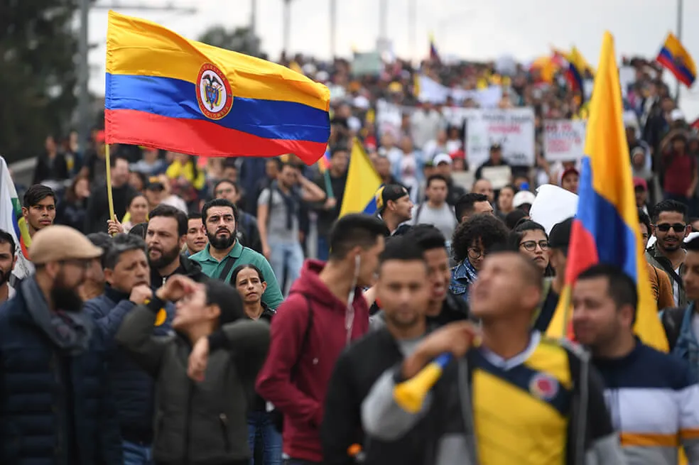 Ahora ciudadanos protestan en Colombia