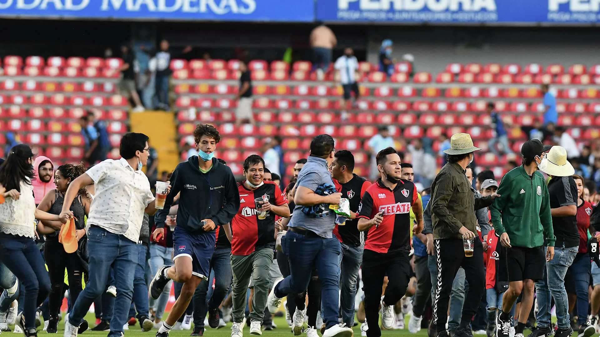 Una batalla campal entre hinchas del Querétaro y el Atlas deja al menos 22 heridos en México