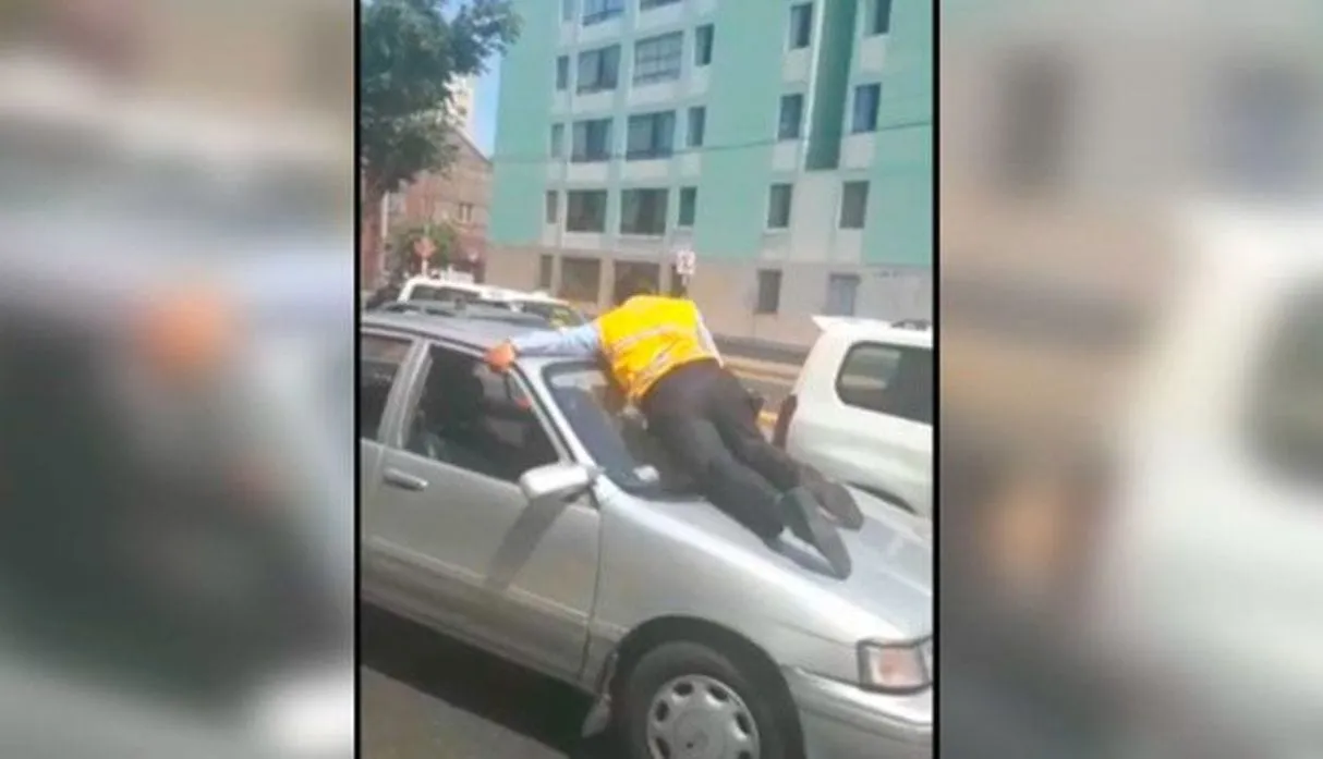 Colectivo informal manejó tres cuadras con un inspector municipal sobre el parabrisas