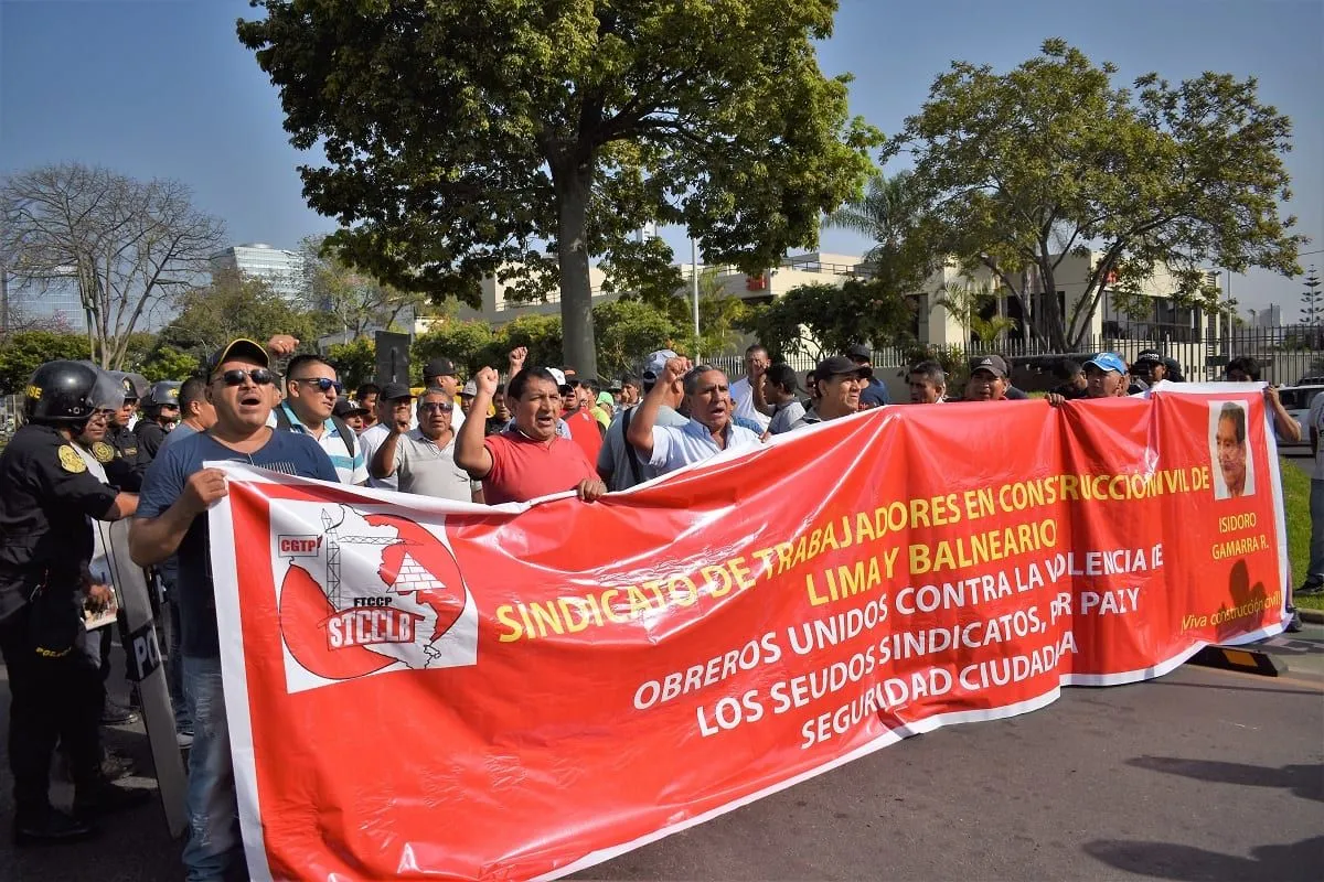 Trabajadores en pie de lucha contra hampones y mafias