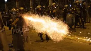 Policía dispara contra manifestantes que protestan contra Dina Boluarte. Foto: EuropaPress/Lucas Aguayo Araos/dpa 24/1/2023
