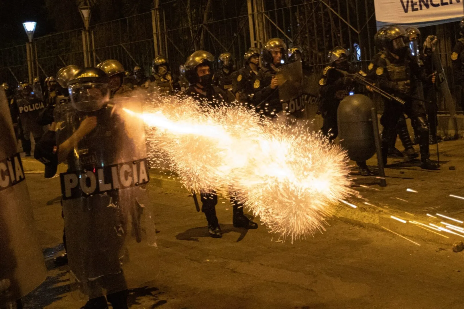 Gobierno de Boluarte aprueba millonaria inversión para equipar a la PNP ante protestas 2 Policía dispara contra manifestantes que protestan contra Dina Boluarte. Foto: EuropaPress/Lucas Aguayo Araos/dpa
24/1/2023