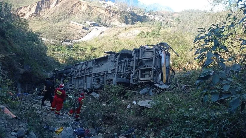 Al menos 15 muertos tras la caída de un bus por un barranco en Perú (Foto: RPP)