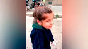 Berrinche de nina porque llega tarde al colegio es furor en redes sociales