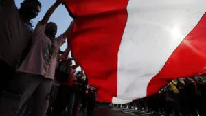 Ciudadanos pasean una bandera peruana