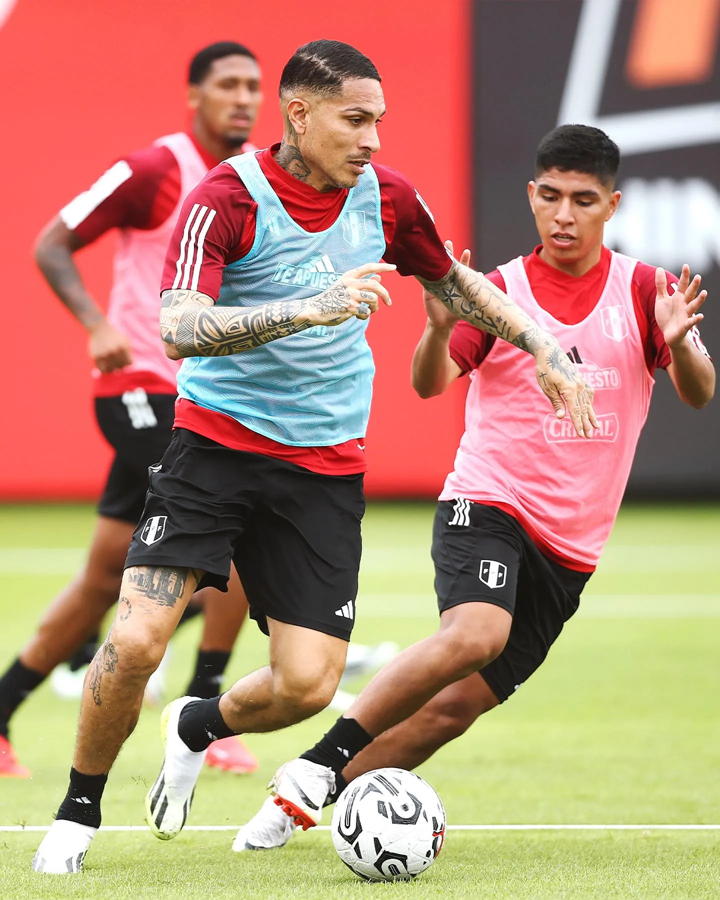 Paolo Guerrero participa de los entrenamientos de la selección peruana previo al encuentro con Paraguay. (Foto: Facebook FPF)