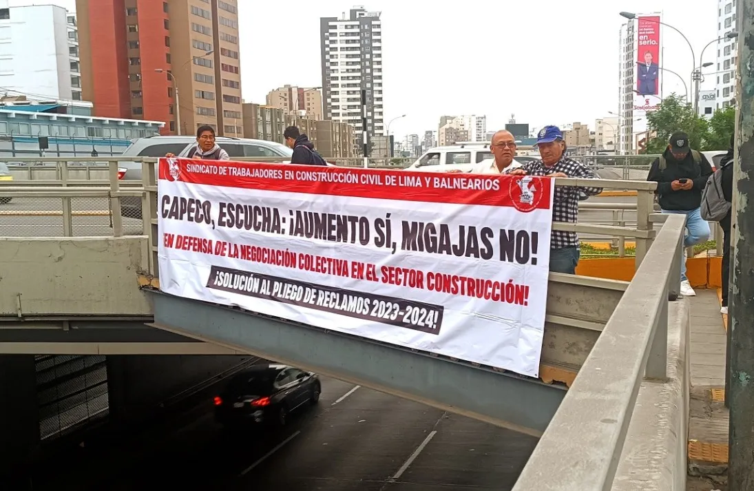 Trabajadores de construcción civil exigen a la Cámara Peruana de la Construcción acuerdos para el aumento de salarios para los trabajadores. (Foto: FTCCP)