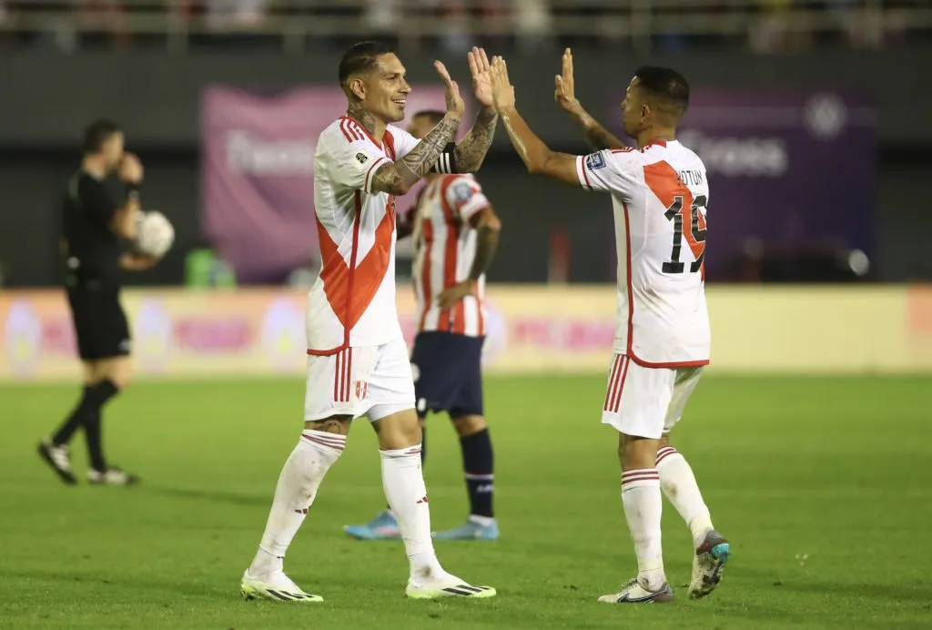 Perú logró un milagroso empate ante Paraguay en Ciudad del Este 2 Paolo Guerrero y Yoshimar Yotún en el campo de juego. (Foto: FPF)