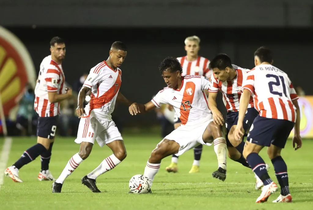 Perú logró un milagroso empate ante Paraguay en Ciudad del Este 3 Renato Tapia en el campo de juego del primer encuentro entre Paraguay y Perú por Eliminatorias sudamericanas 2026. (Foto: FPF)