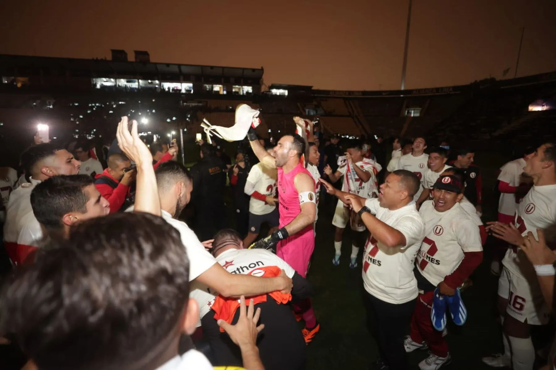08/11/2023 Jugadores de Universitario de Deportes, celebran después de ganar la final de la Liga 1 en el clásico del fútbol peruano en el estadio Alejandro Villanueva. Foto: ANDINA/ Andrés Valle