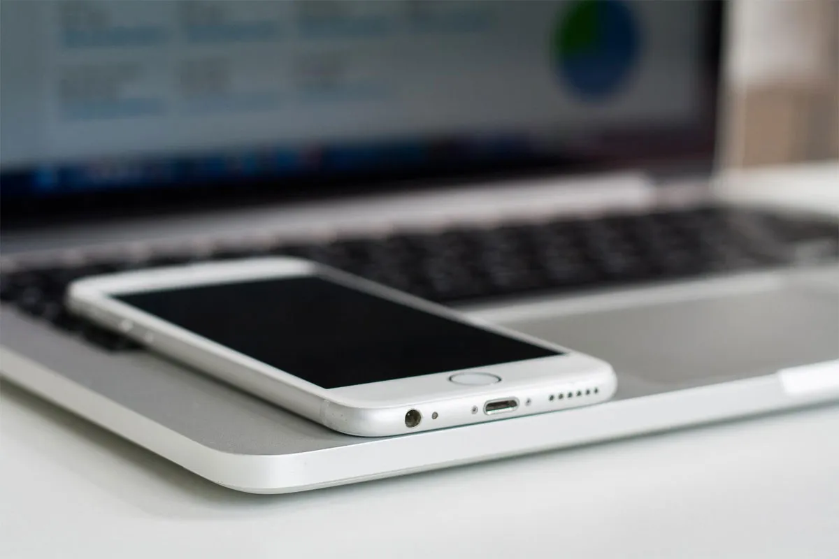 La combinación perfecta: potencia y conectividad. Ofertas imperdibles en laptops y celulares. (Pexels)