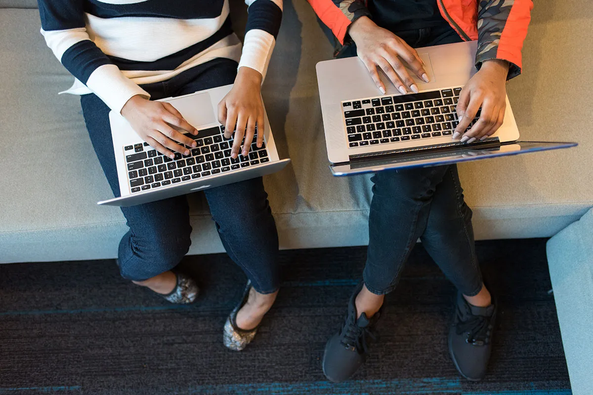 Cyber Wow: Una ola de ofertas en laptops, celulares y más 2 Entusiastas de la tecnología anhelan con expectación este evento en busca de descuentos en portátiles de marcas renombradas y los modelos más avanzados. (Pexels)