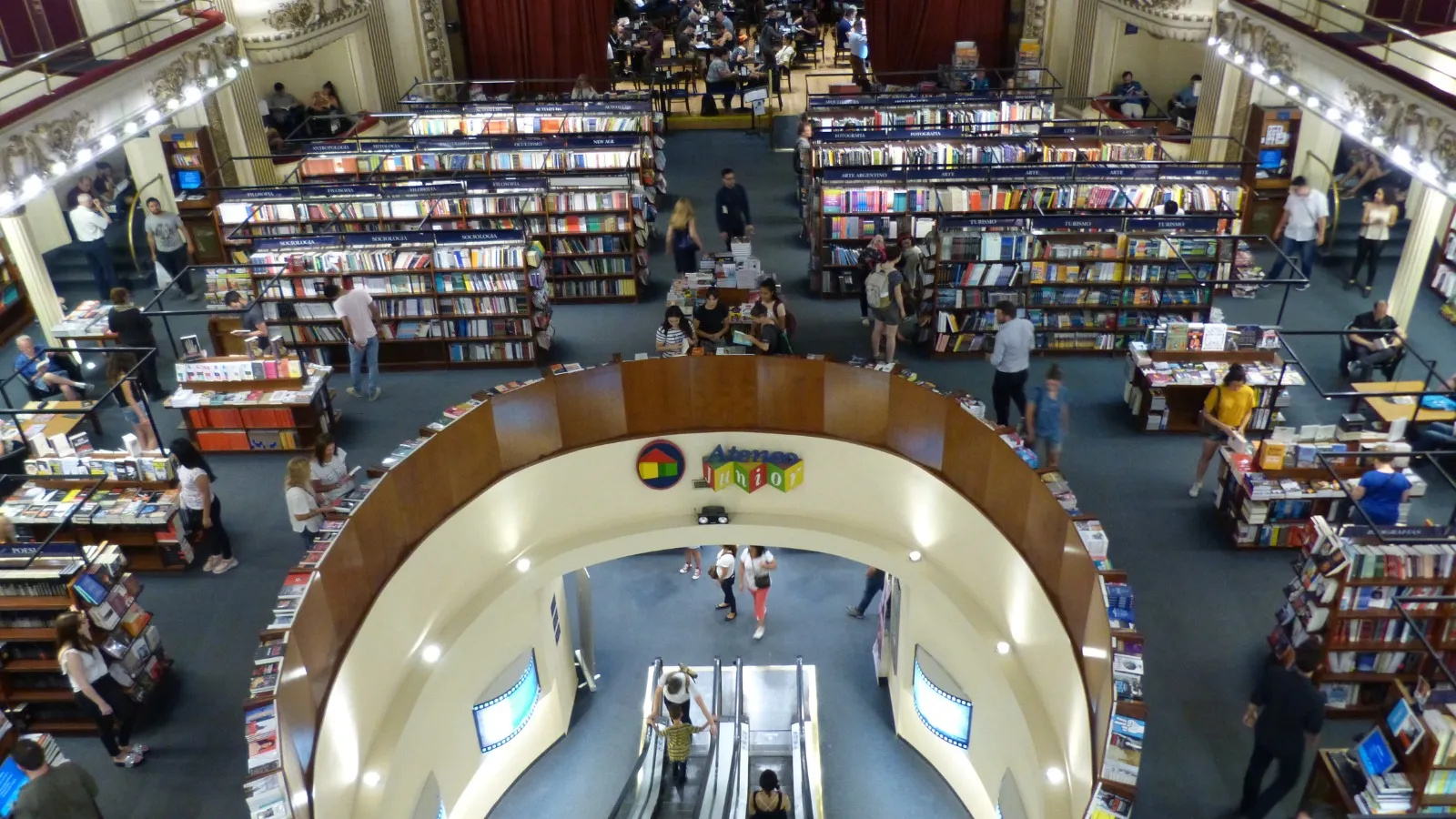 El Ateneo Grand Splendid: cultura, lectura y arquitectura 5 En "El Ateneo" e distribuyen cómodos sillones, el escenario se utiliza como un espacio para la lectura y el café, y, aún mejor, los palcos se han convertido en pequeñas salas de lectura | Foto: Banderlin Chávez/EL PERFIL