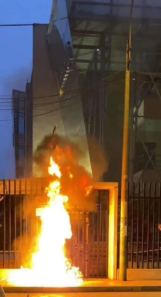 Dejan corona de flores y lanzan explosivo contra la sede de Indecopi 2 EajsKLFWoAk1X6l