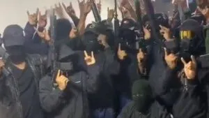 El primer video muestra a un grupo de personas con la cara cubierta y reivindica el ataque a tiros contra Villavicencio advirtiendo incluso de nuevas acciones contra los politicos corruptos