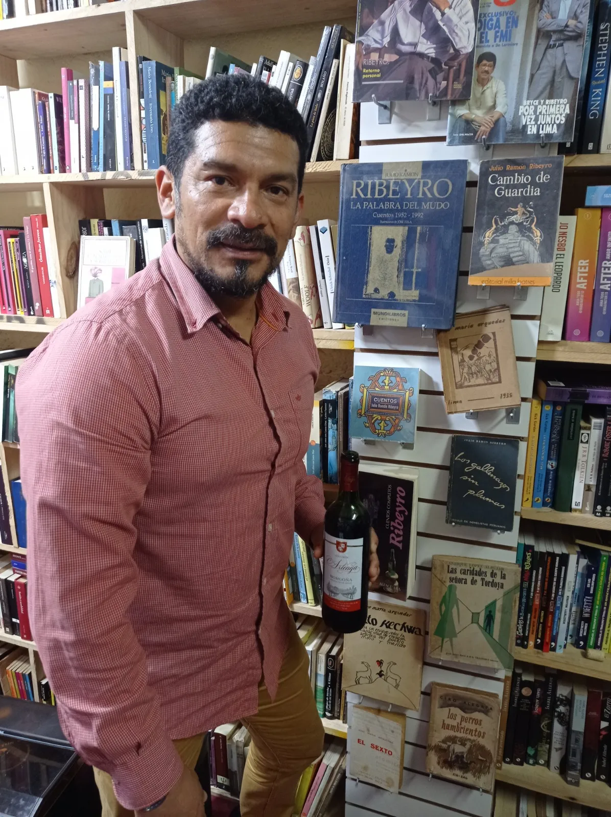 Víctor Solís Ramírez, un apasionante coleccionista de la obra de Julio Ramón Ribeyro 5 En agosto de 2022 Victor Solis compartio ejemplares de su biblioteca en el primer aniversario del club de lectura Los Jueves Son del Flaco
