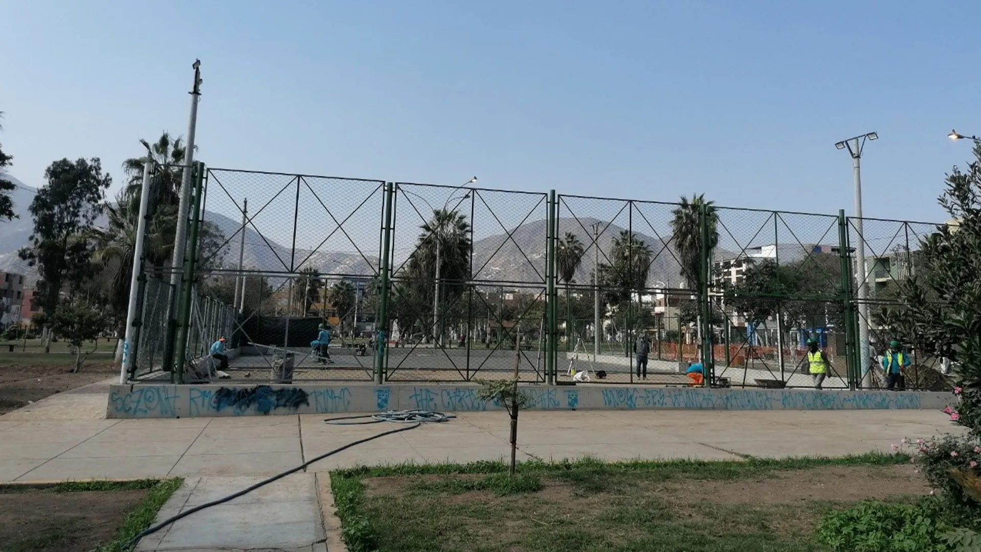 Enrejan losa del Parque del Periodista