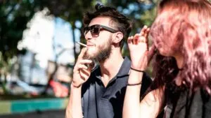 Espana empieza a prohibir que se fume al aire libre una medida inedita y positiva para la salud publica pero incierta ante la COVID 19