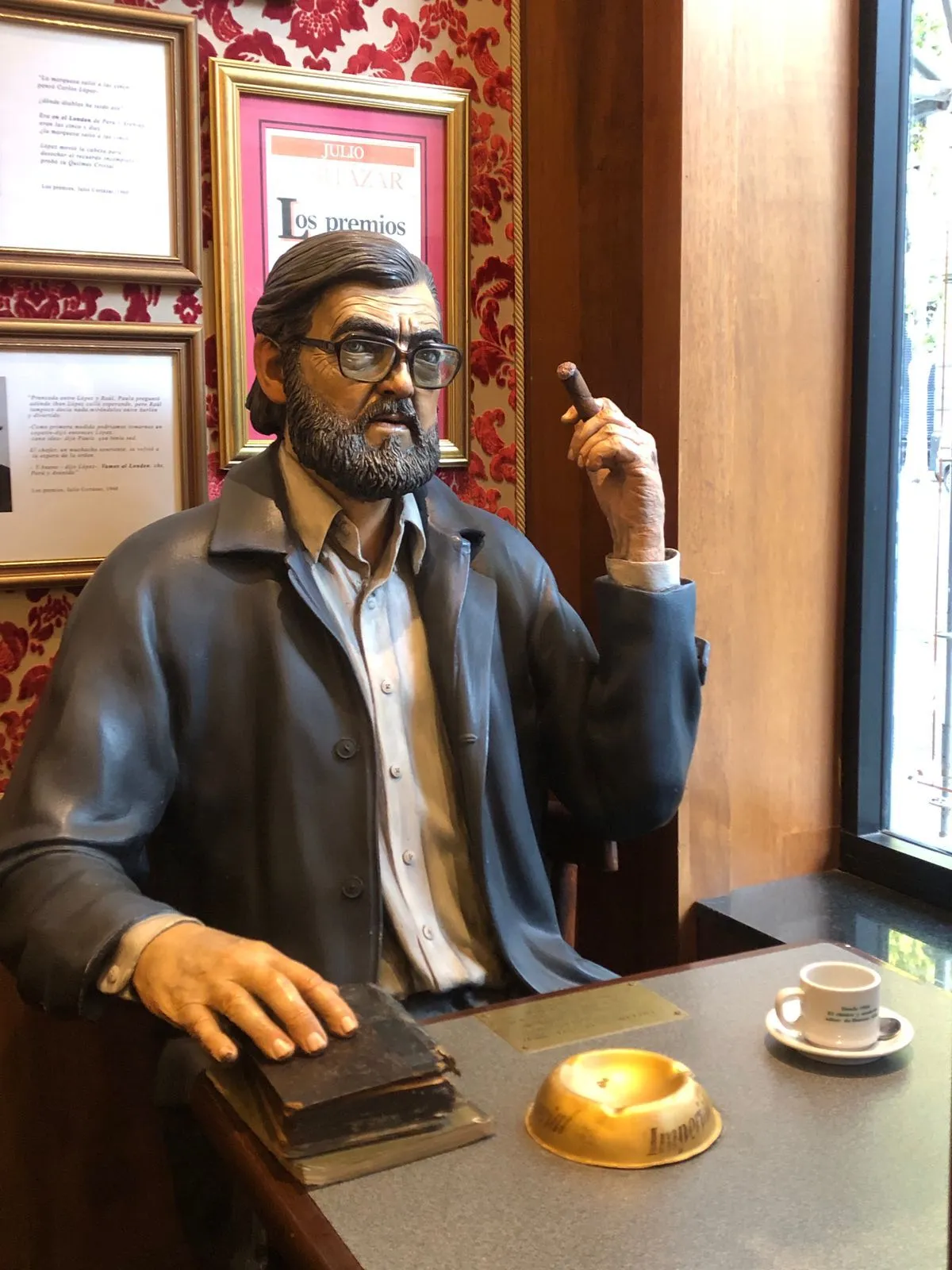 Una gran estatua de Julio Cortázar en una mesa de la confitería London City, en Buenos Aires. Julio Cortázar, visitante ilustre de la confitería London City, en Buenos Aires. (Foto: Banderlin Chávez / EL PERFIL)