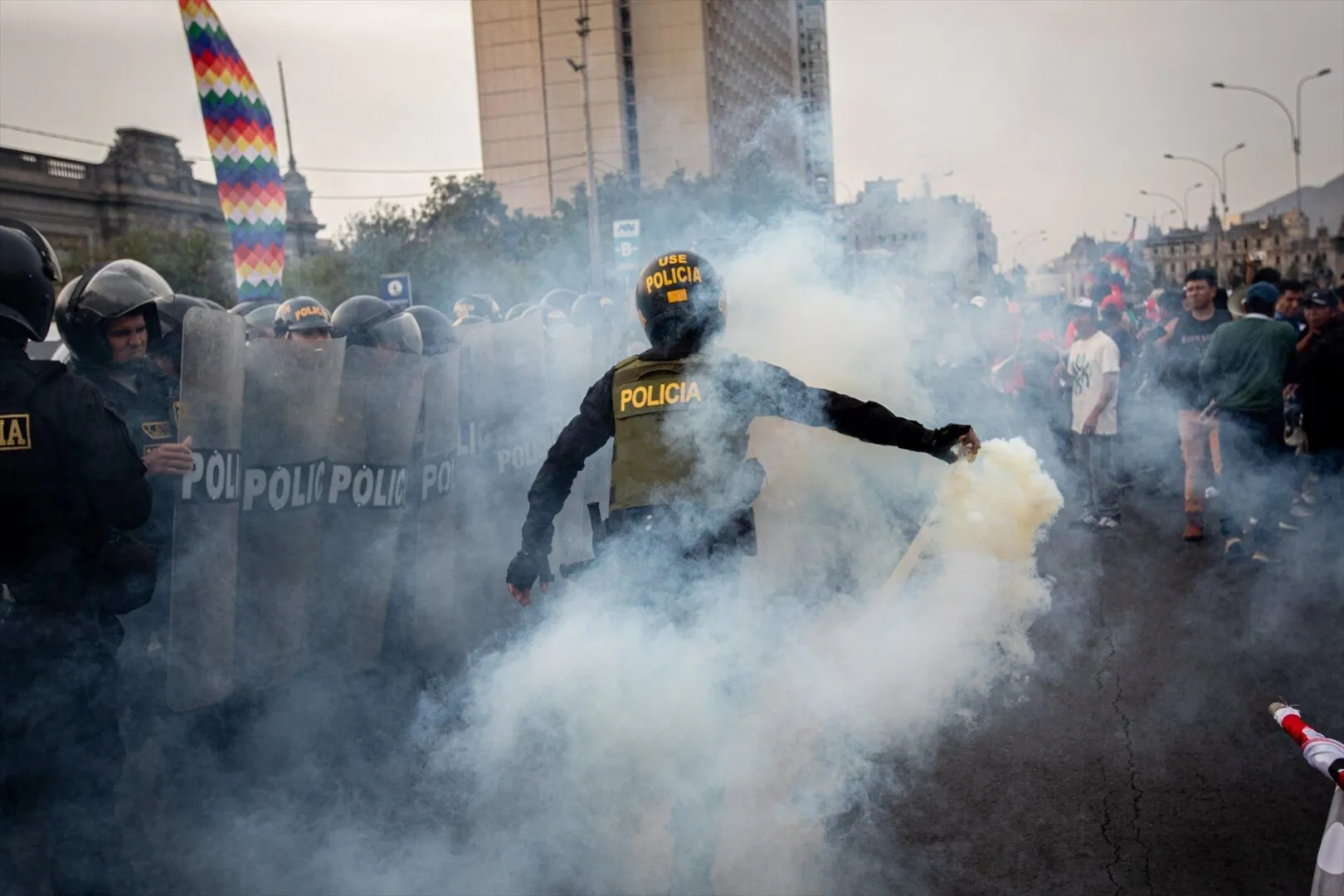 Perú, Lima: Un oficial de policía utiliza gases lacrimógenos para dispersar a los manifestantes. Foto: Lucas Aguayo Araos/dpa/EUROPA PRESS