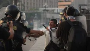 26 de enero de 2023, Perú, Lima: La policía antidisturbios detiene a un hombre durante enfrentamientos con manifestantes tras una protesta contra la presidenta peruana Dina Boluarte. Foto: Hector Adolfo Quintanar Perez/ZU / DPA (Foto de ARCHIVO)