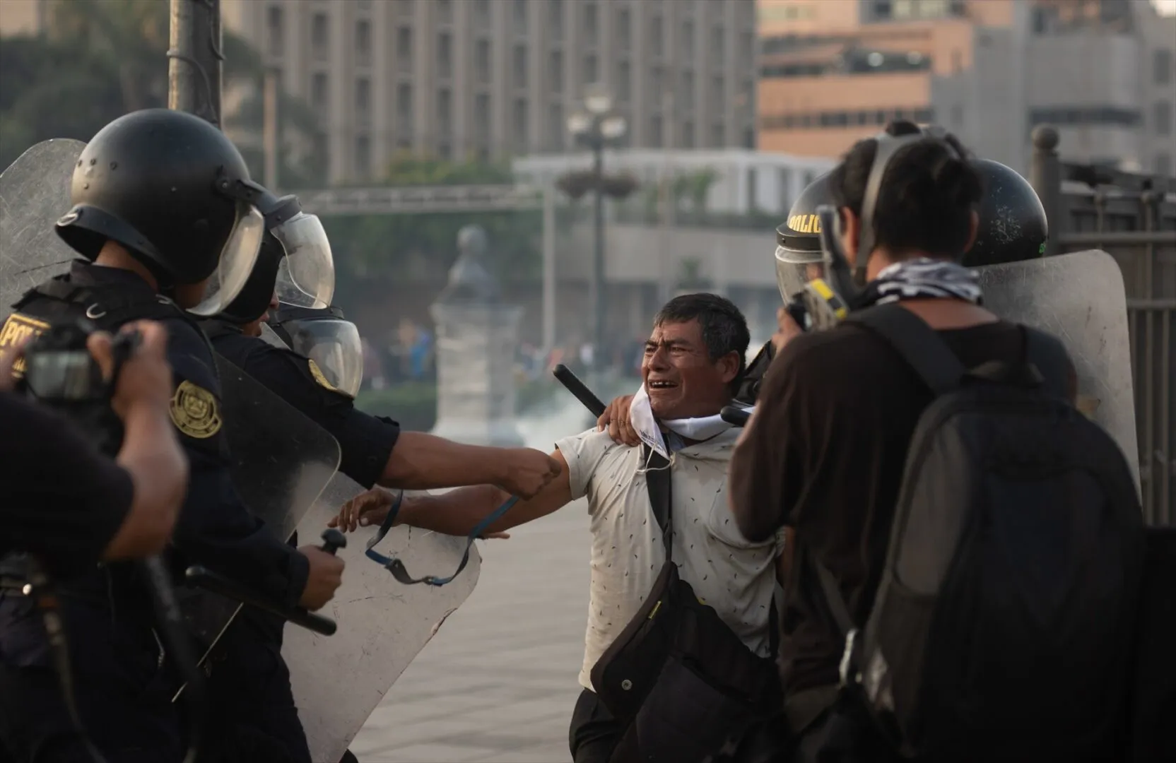 26 de enero de 2023, Perú, Lima: La policía antidisturbios detiene a un hombre durante enfrentamientos con manifestantes tras una protesta contra la presidenta peruana Dina Boluarte. Foto: Hector Adolfo Quintanar Perez/ZU / DPA (Foto de ARCHIVO)
