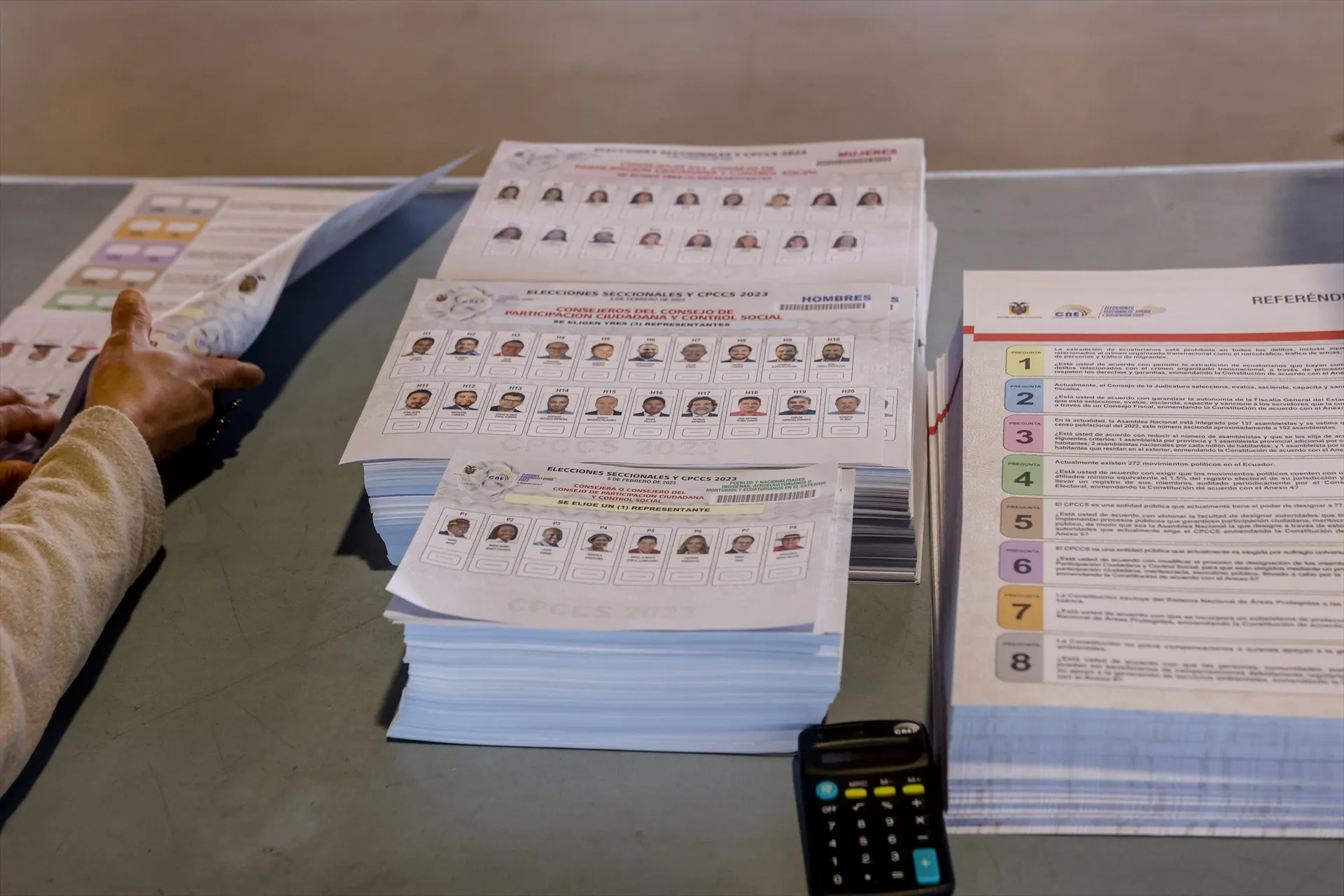 EuropaPress 4967745 papeletas votar elecciones generales ecuador pabellon cristal casa campo