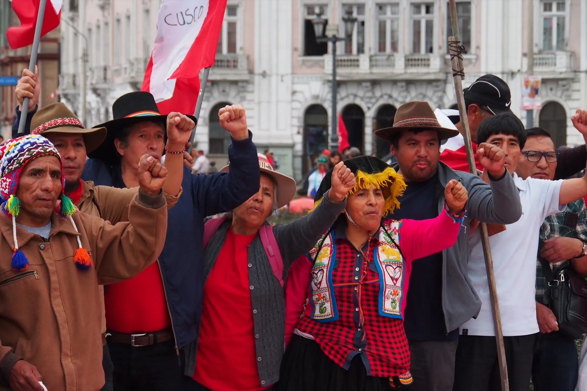 Son decisivas las jornadas de los días 27, 28, y 29 de julio 2 a group of people wearing costumes and standing in front of a crowd