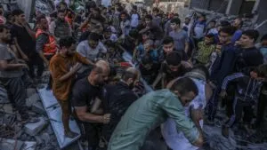 26 de octubre de 2023, Territorios Palestinos, Rafah: El personal de emergencia palestino rescata a los supervivientes y retira los cuerpos de las personas que quedaron atrapadas bajo los escombros de una casa destruida, tras un ataque aéreo israelí en Rafah. Foto: Europa Press - Abed Rahim Khatib/dpa