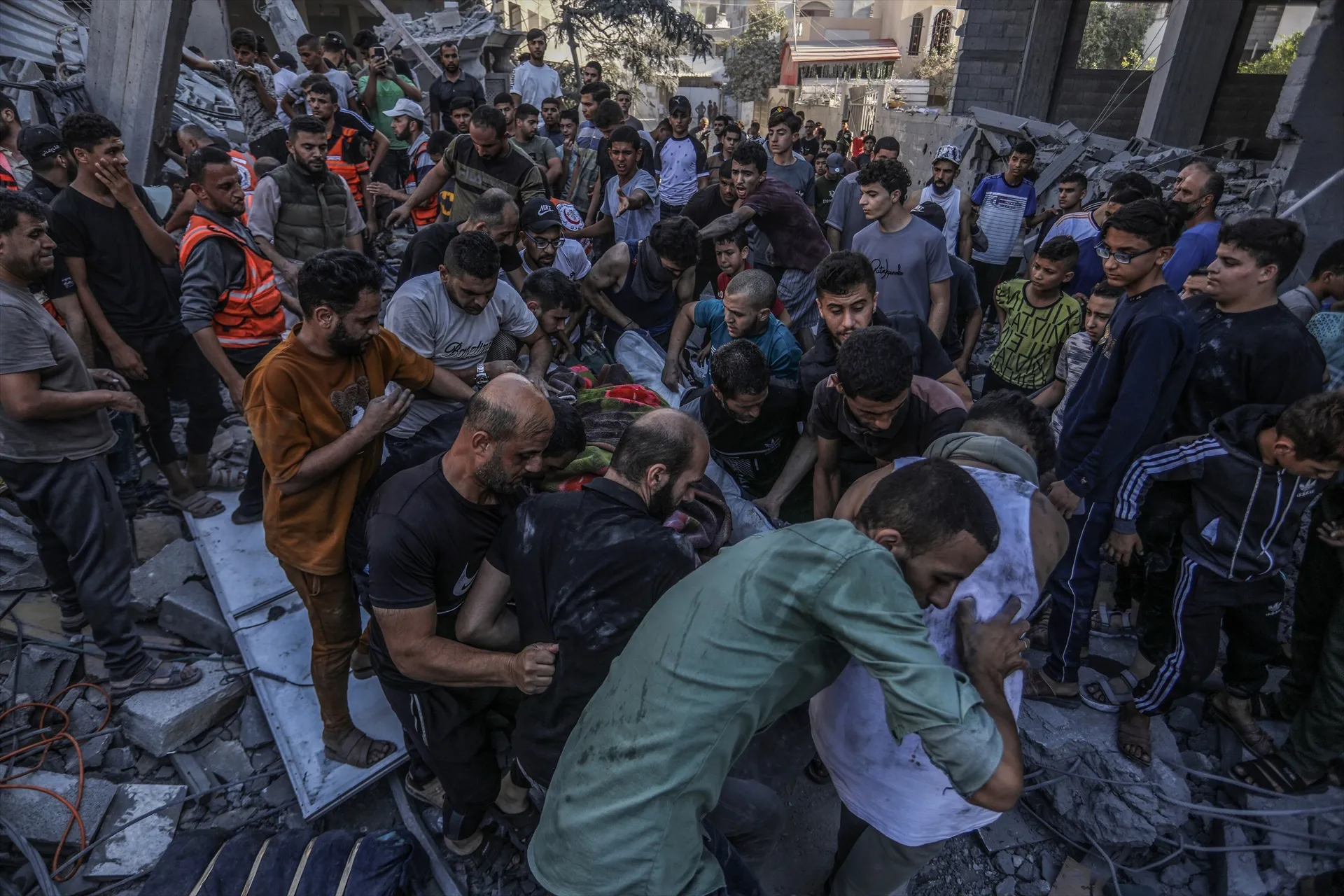 26 de octubre de 2023, Territorios Palestinos, Rafah: El personal de emergencia palestino rescata a los supervivientes y retira los cuerpos de las personas que quedaron atrapadas bajo los escombros de una casa destruida, tras un ataque aéreo israelí en Rafah. Foto: Europa Press - Abed Rahim Khatib/dpa